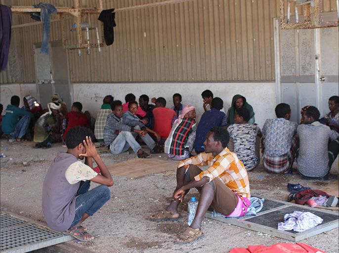 سلطات عدن أقامت مركز احتجاز ورحلت المئات من للاجئين المهاجرين الى بلدانهم