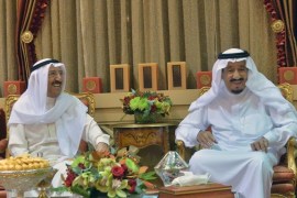 صورة نشرتها وكالة الأنباء الكويتية للقاء الملك سلمان بأمير الكويت في الرياض