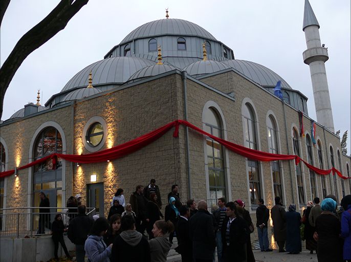 ديتب تعتبر أكبر منظمة إسلامية بألمانيا وتدير 980 مسجدا وتسبب إتهامها بالتبعية لتركيا بتقليص الدعم الحكومي الألماني لها.