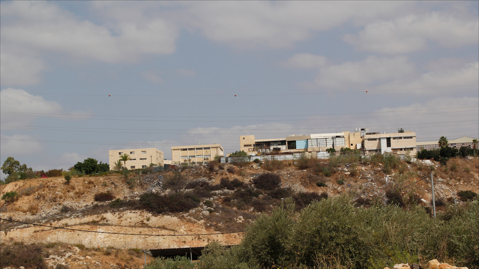 مصانع مستوطنة ألفي منشي الإسرائيلية الجاثمة فوق أراضي الفلسطينيين بقرية حبلة تهدد مزارعهم (الجزيرة نت)