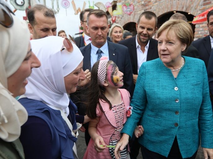 عرفت ميركل بموقفها الإيجابي تجاه اللاجئين الذين تدفقوا على أوروبا - رويترز