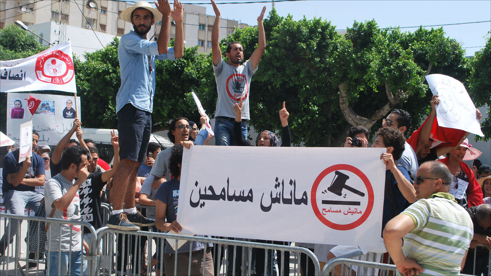 ‪جانب من احتجاجات أمام البرلمان على تمرير مشروع قانون يتيح العفو عن موظفين حكوميين متهمين بالفساد‬ (الجزيرة-أرشيف)