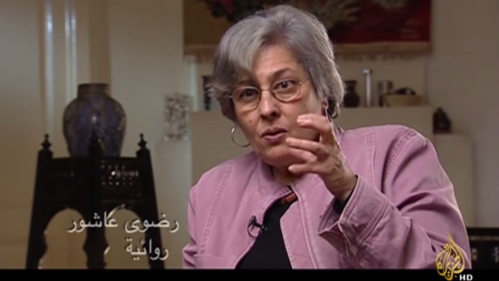  رضوى عاشور؛ روائية وناقدة أدبية، زوجة الأديب مريد البرغوثي ووالدة الشاعر تميم البرغوثي (1946-2014م)  (الجزيرة)