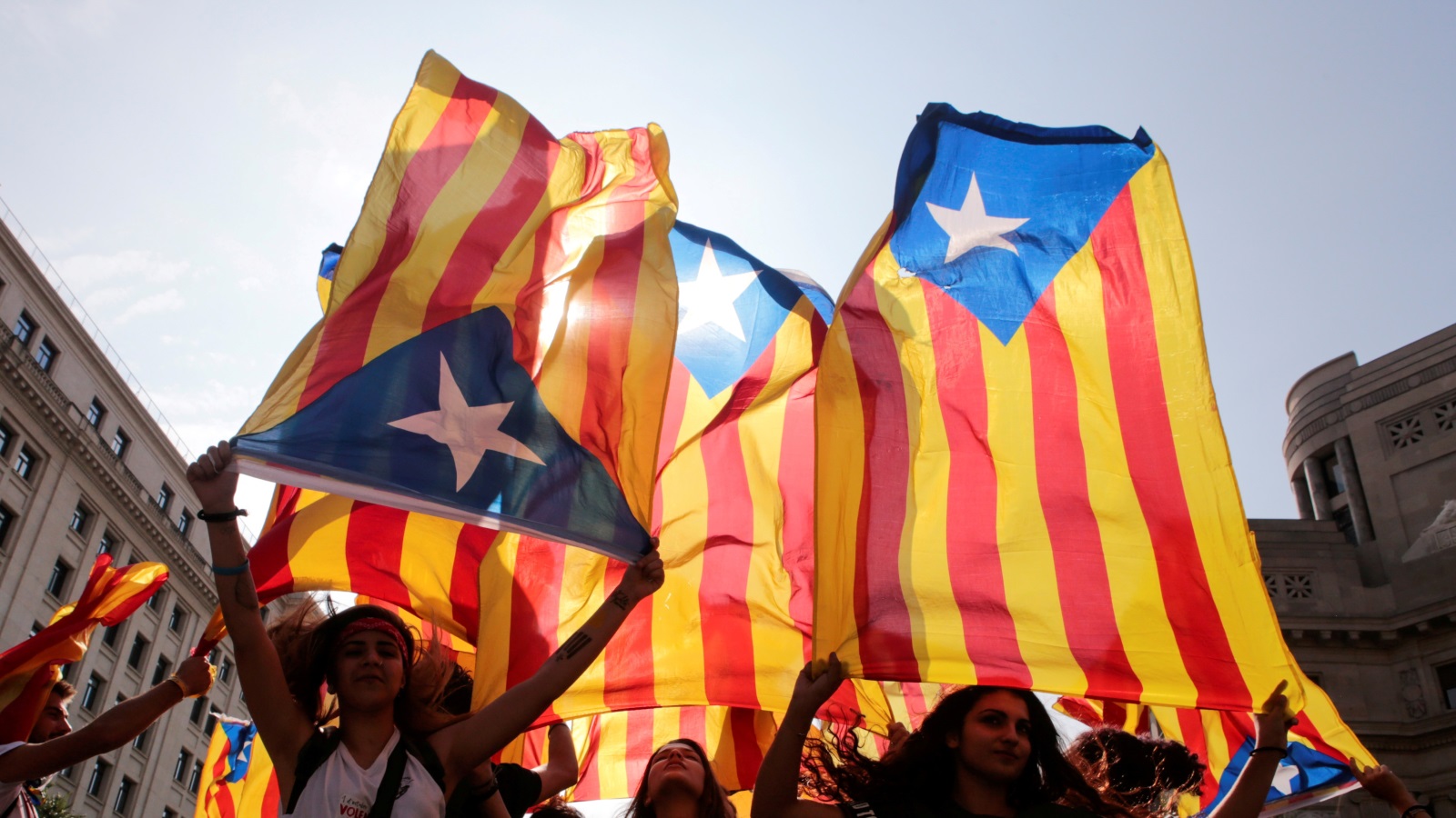 أعلام كتالونيا أثناء مظاهرة في برشلونة في أعقاب الاستفتاء الذي لقي معارضة شديدة (رويترز)