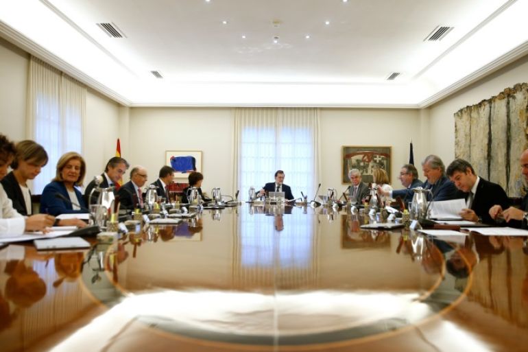 Spain´s Prime Minister Mariano Rajoy attends a cabinet meeting at the Moncloa Palace in Madrid, October 11, 2017. Moncloa handout via REUTERS THIS IMAGE HAS BEEN SUPPLIED BY A THIRD PARTY. IT IS DISTRIBUTED, EXACTLY AS RECEIVED BY REUTERS, AS A SERVICE TO CLIENTS FOR EDITORIAL USE ONLY. NO RESALES. NO ARCHIVES