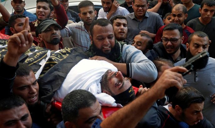 ATTENTION EDITORS - VISUAL COVERAGE OF SCENES OF INJURY OR DEATH Mourners carry the body of a Palestinian Islamic Jihad militant during his funeral in the central Gaza Strip October 31, 2017. REUTERS/Mohammed Salem TEMPLATE OUT