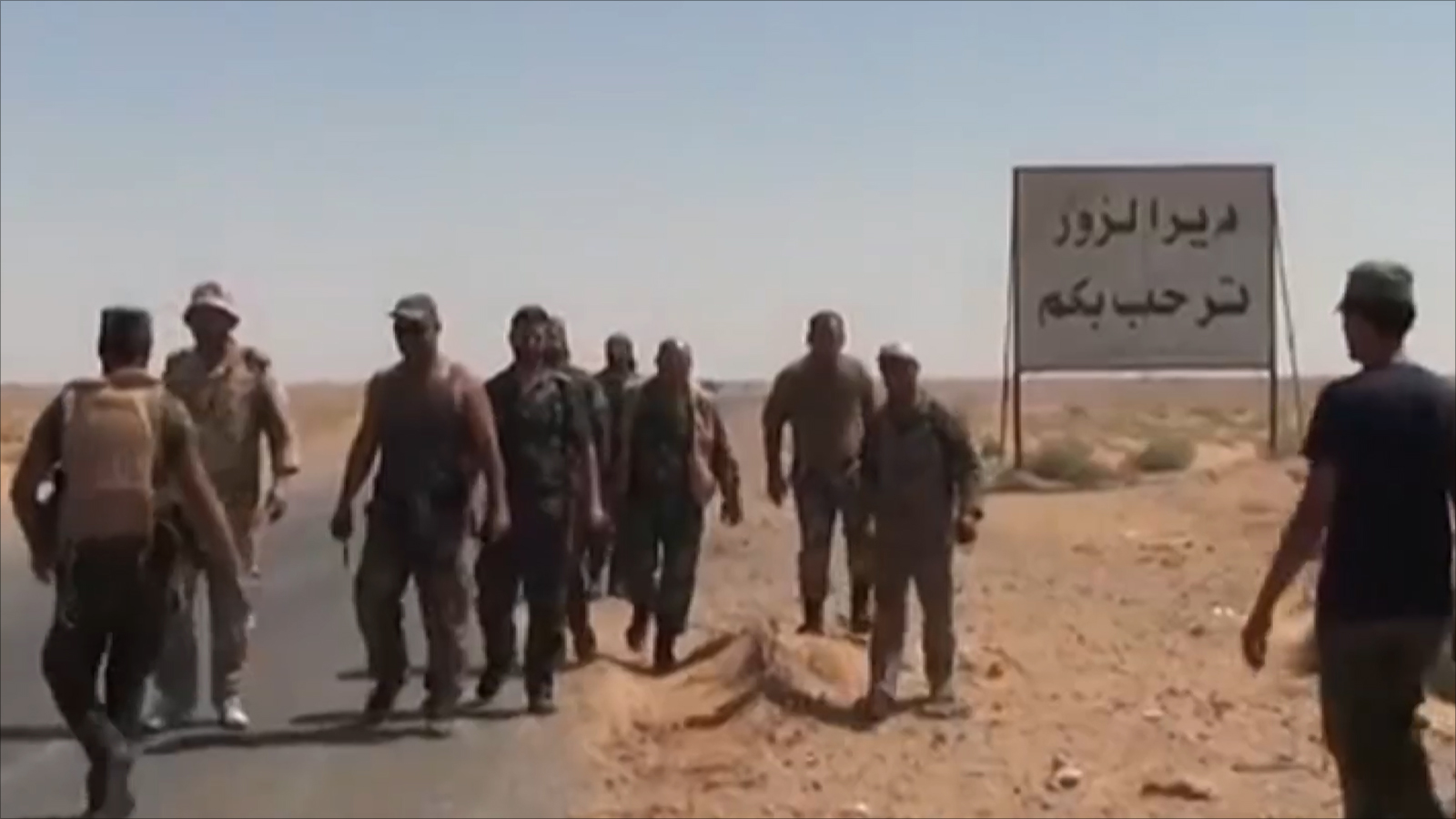 ‪عناصر من قوات النظام على مشارف دير الزور‬ (الجزيرة-أرشيف)