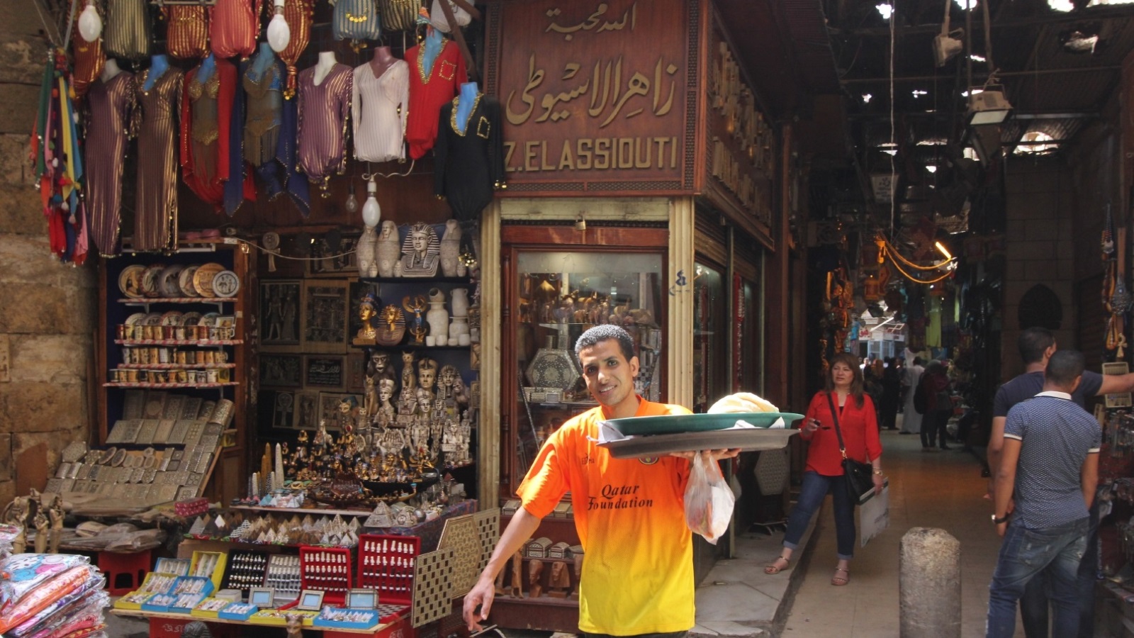 أحد زوايا أسواق حي الحسين وفيها شيء من الحركة المعتادة (الجزيرة)