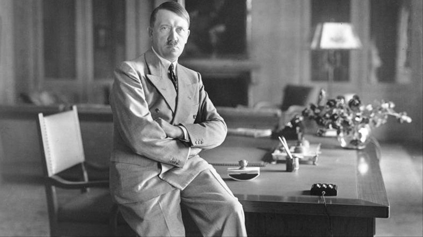أراد هتلر أن يطبق نظرية قانون البقاء للأصلح. فقام بالإعلان عن كثير من البرامج التي ترمي إلى تعقيم وإخصاء حوالي 400 ألف شاب فقط لأنهم معاقون