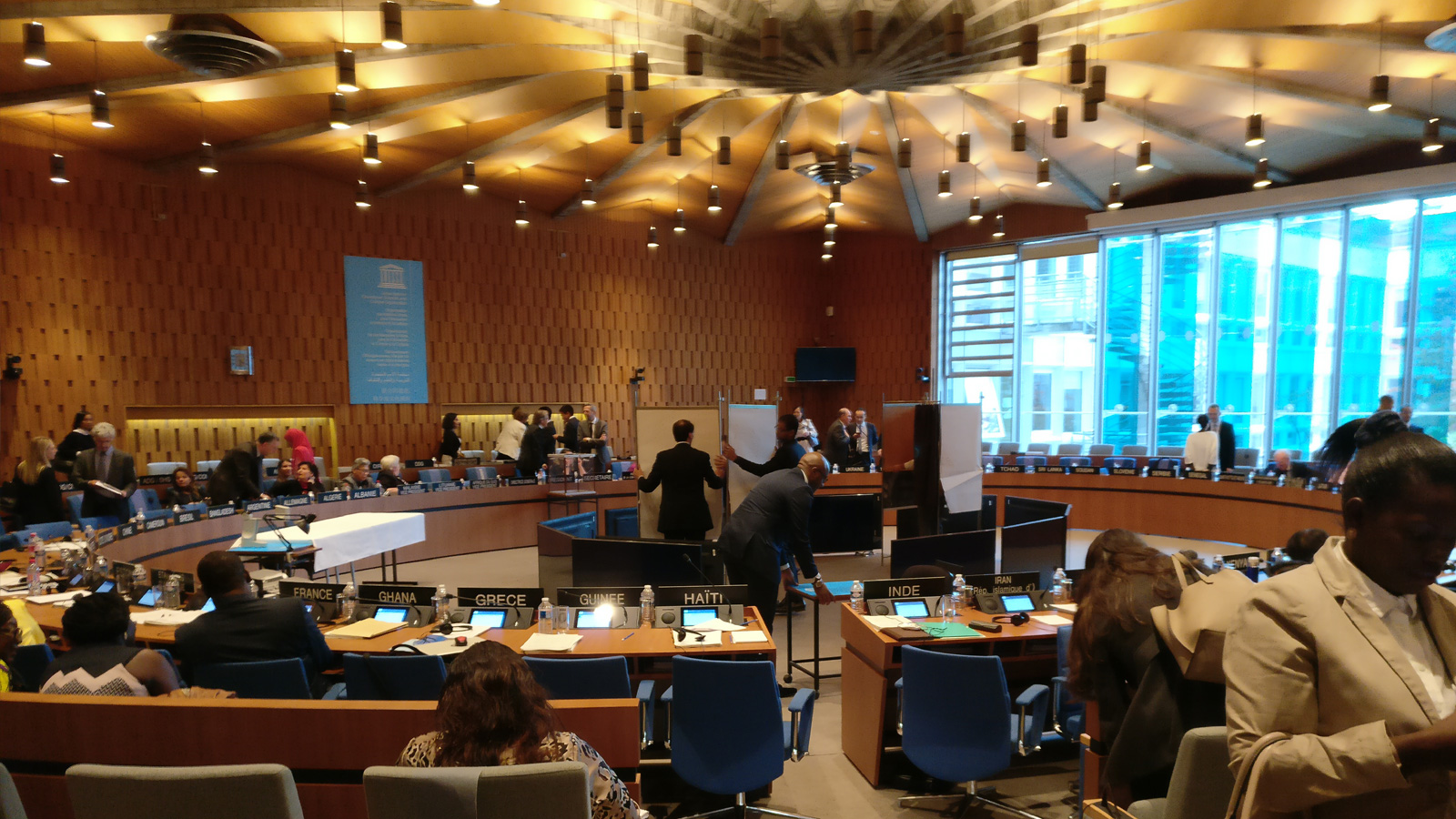 قاعة الجلسة الخاصة بالدول الأعضاء في اليونسكو قبيل التصويت في الجولة الثانية (الجزيرة)