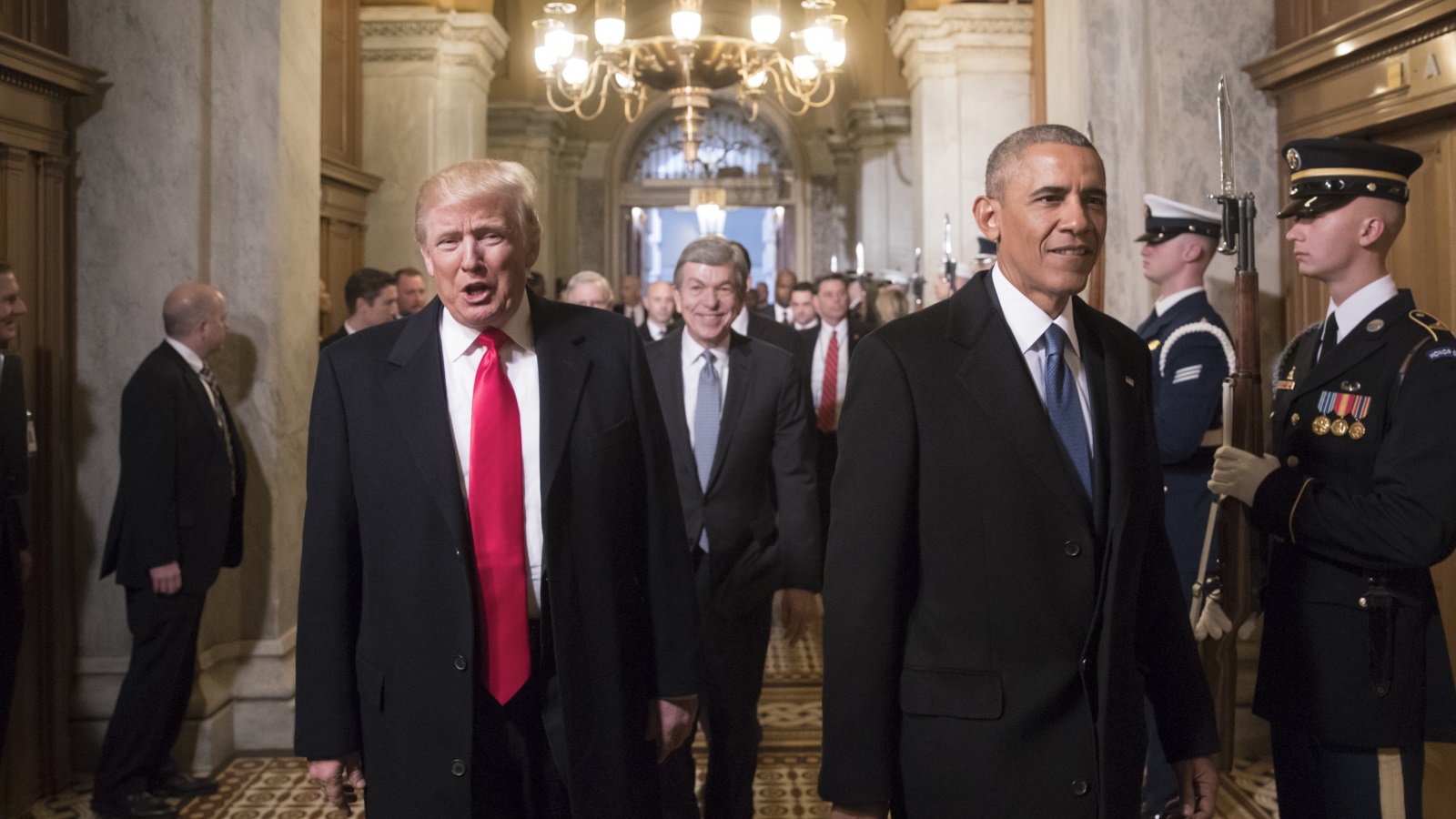 الرئيس الأميركي المنتخب دونالد ترمب يصل إلى موقع مراسم التنصيب في الكابيتول بواشنطن برفقة الرئيس السابق باراك أوباما (غيتي)