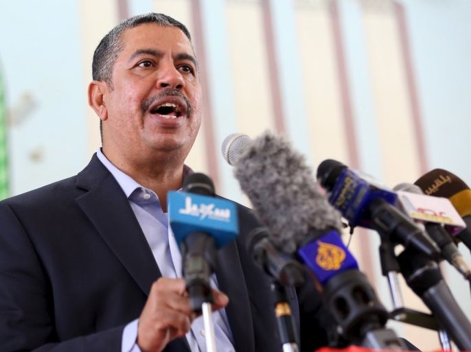 Yemen's Vice President and Prime Minister Khaled Bahah addresses a gathering of local officials after his arrival to the country's northern province of Marib November 22, 2015. REUTERS/Ali Owidha