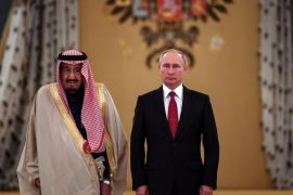 epa06246050 Russian President Vladimir Putin (R) and Saudi Arabia's King Salman bin Abdulaziz Al Saud (L) walk during a welcoming ceremony ahead of their talks at the Kremlin in Moscow, Russia, 05 October 2017. King Salman is on a three-day visit for talks that are expected to focus on the Syrian crisis and energy. EPA-EFE/YURI KADOBNOV / POOL