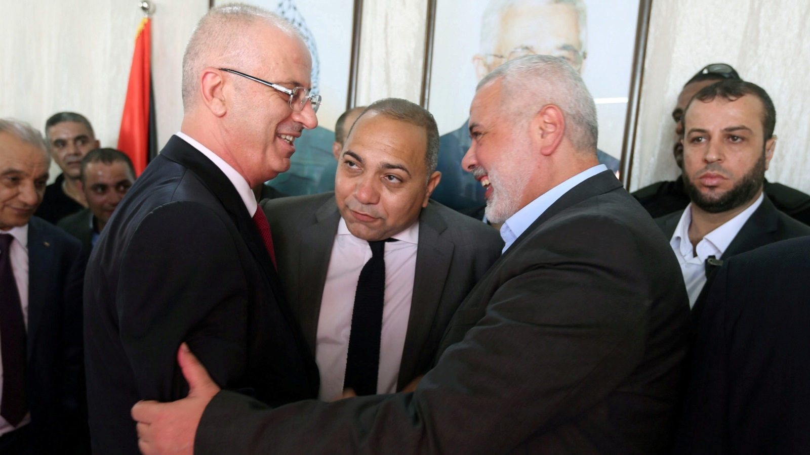 ‪‬ إسماعيل هنية لدى استقباله رامي الحمد الله في غزة الاثنين(رويترز)