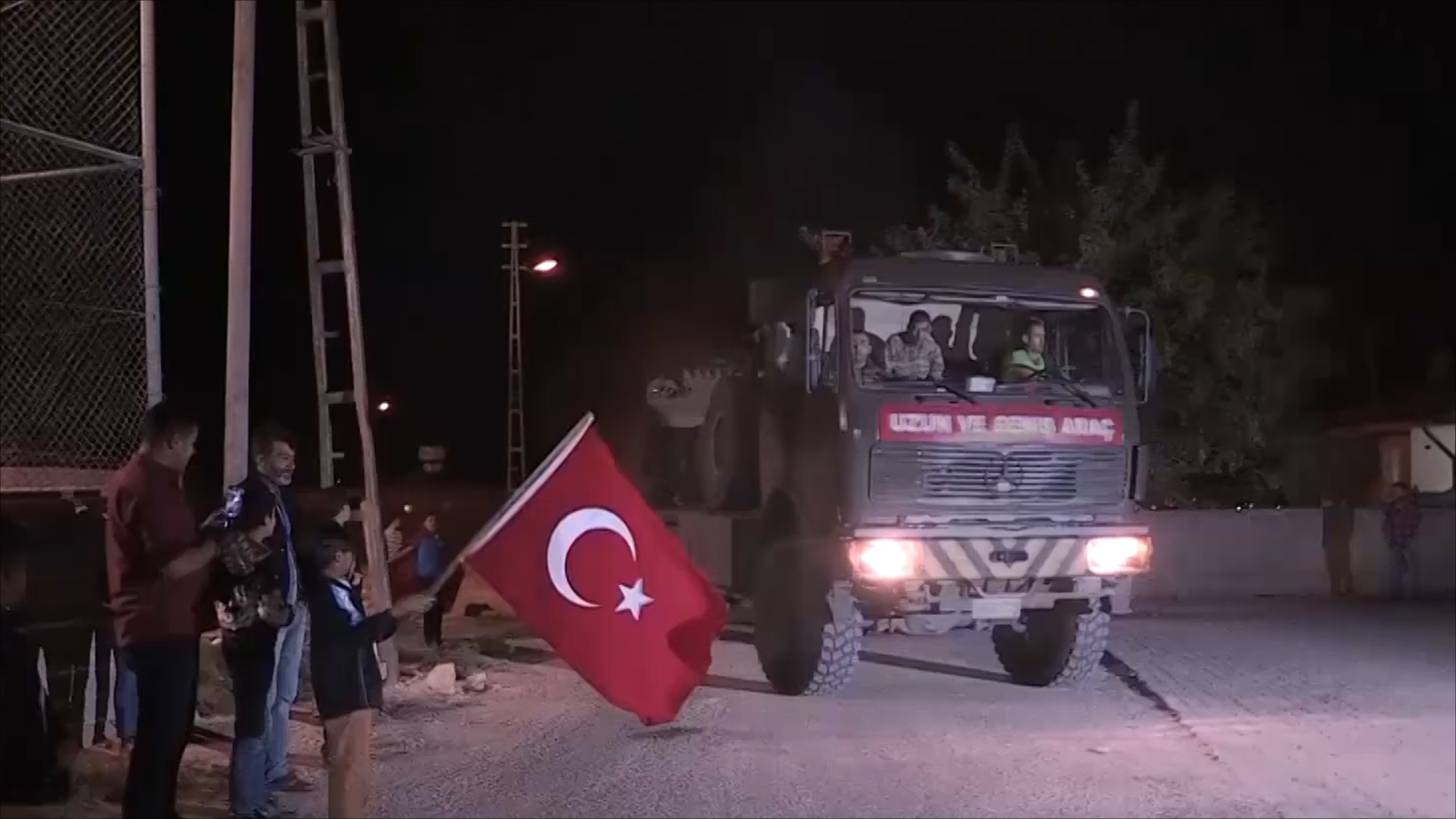 ‪قوات تركية لدى عبورها إلى إدلب شمالي سوريا‬ قوات تركية لدى عبورها إلى إدلب شمالي سوريا (الجزيرة)