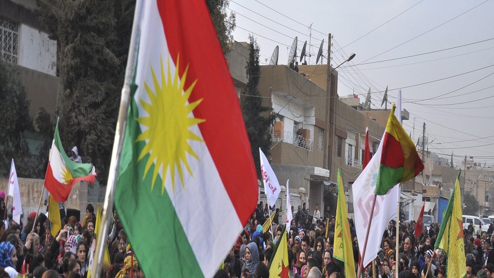 كما أن للأكراد دعوة للهدوء والمراجعة، فهي دعوة أخرى لحكومات الجوار بإشراك الكرد في العملية السياسية وإعطاءهم حقهم في اللغة القومية والتعليم وحقوقهم الاجتماعية والاقتصادية الأخرى