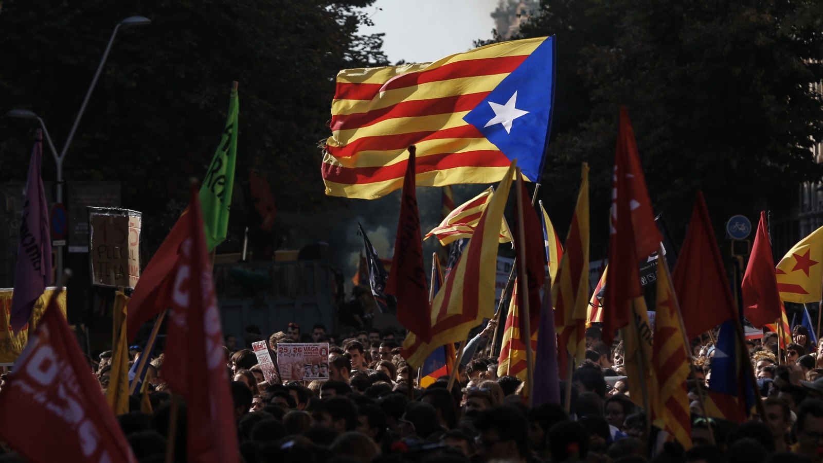 الآلاف من الكتالونيين خرجوا إلى شوارع برشلونة للمطالبة بإعلان الانفصال عن إسبانيا(غيتي)