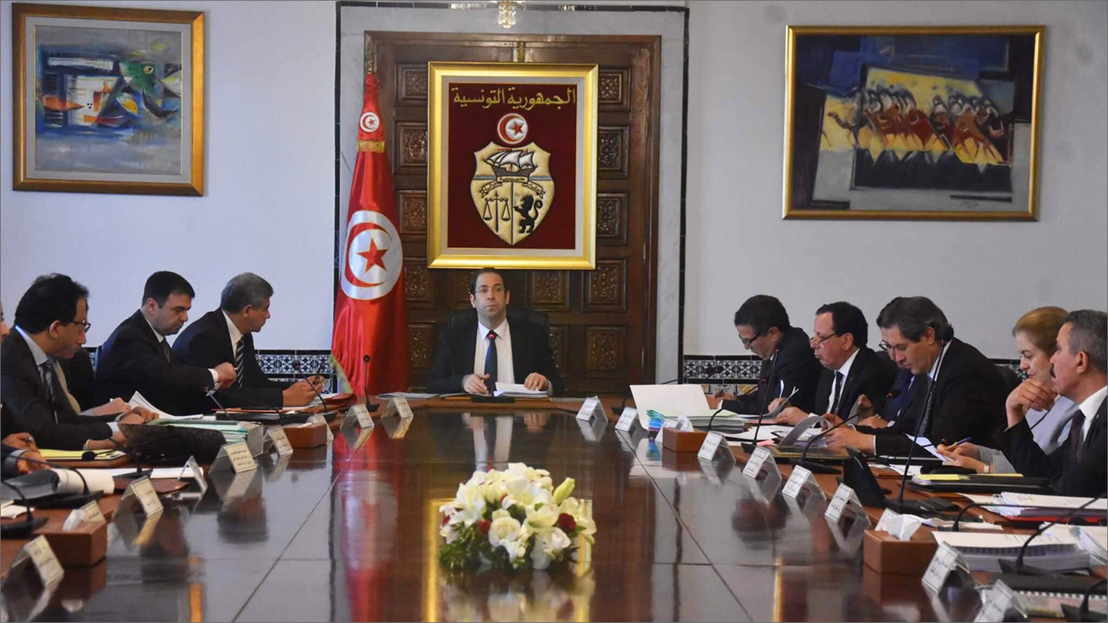 ‪رئيس الحكومة التونسية يوسف الشاهد خلال جلسة وزارية في يونيو/حزيران الماضي‬  (الجزيرة)