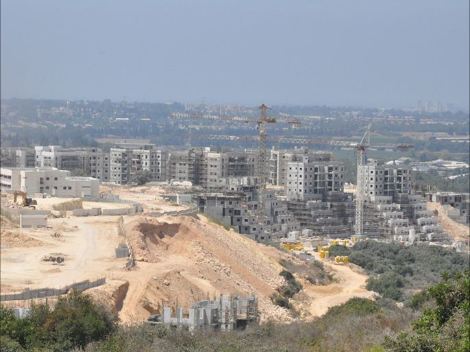 أعمال البناء والتوسع في مستوطنة "حريش" المقامة على جانبي الخط الأخضر شمال الضفة الغربية ومنطقة وادي عارة.