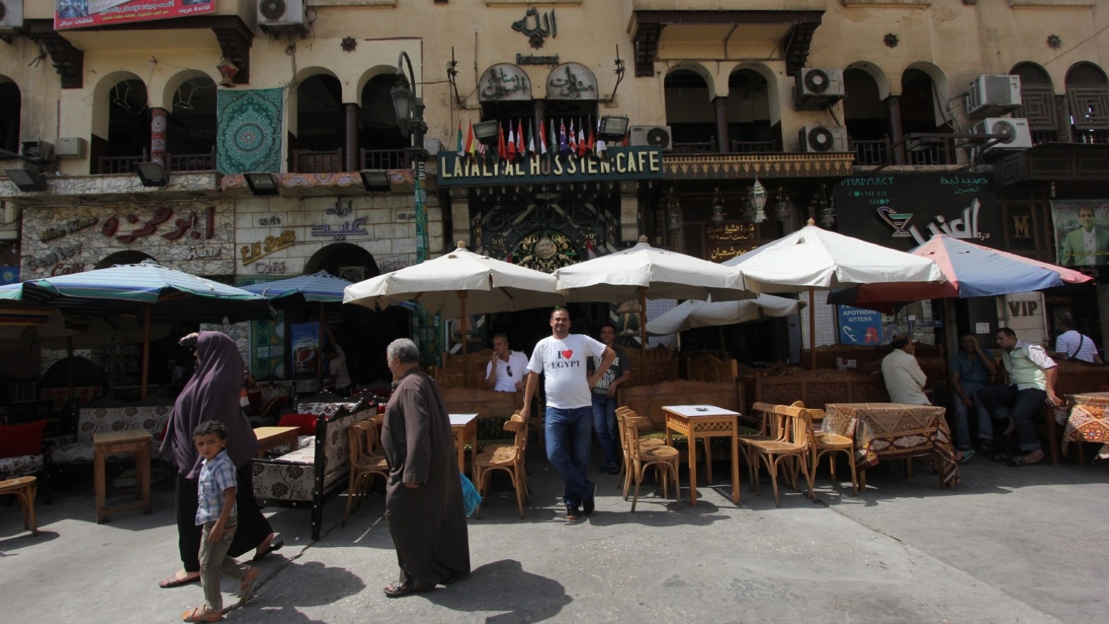 المقاهي أسفل فندق الحسين التي طالما اجتذبت السياح وشهدت لقاءات المثقفين المصريين (الجزيرة)