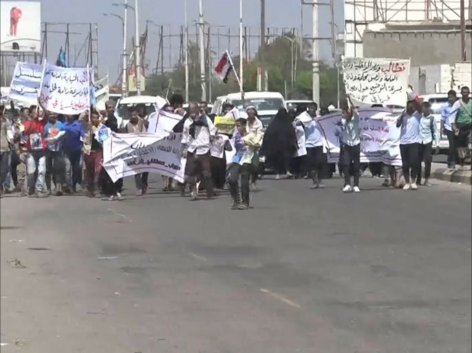 شارك عشرات من أهالي وأسر المعتقلين والمختَـطفين والمضربين عن الطعام في سجن بئر أحمد، الذي تشرف عليه سلطات الإمارات في عدن جنوبي اليمن، شاركوا في وقفة احتجاجية أمام مبنى المجمع القضائي بعدن.