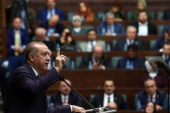 الرئيس التركي رجب طيب أردوغان يلقي كلمة خلال اجتماع الكتلة البرلمانية لحزب العدالة والتنمية الحاكم في العاصمة أنقرة (وكالة الأناضول)