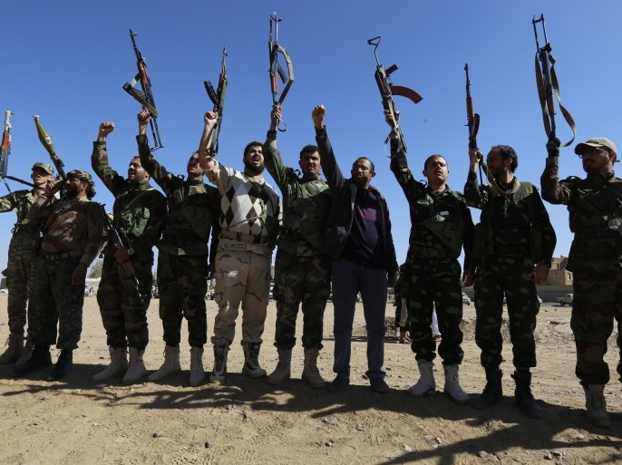 epa06333236 Houthi fighters hold up weapons during a gathering to mobilize more fighters, in Sana'a, Yemen, 16 November 2017.