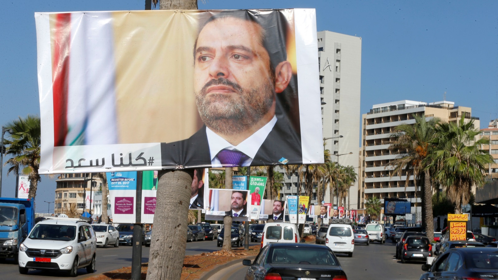 ‪(رويترز)‬ صور رئيس الوزراء المستقيل بشوارع العاصمة بيروت