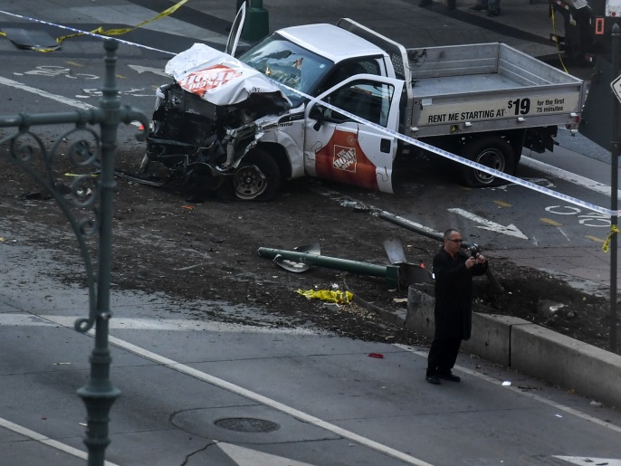 ‪‬ صورة الشاحنة الصغيرة عند موقع حادثة الدعس في نيويورك(غيتي إيميجز)