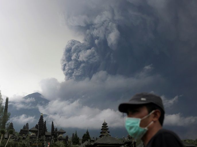 Mount Agung volcano erupts as seen from Besakih Temple in Karangasem, Bali, Indonesia on November 26, 2017. REUTERS/Johannes P. Christo TPX IMAGES OF THE DAY