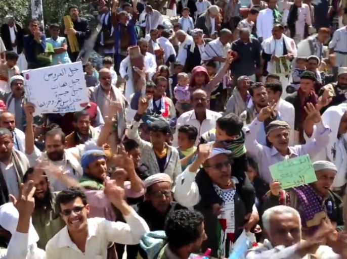 مظاهرة في تعز تندد بقصف طيران التحالف العربي مواقع للجيش الوطني اليمني في جبل العروس