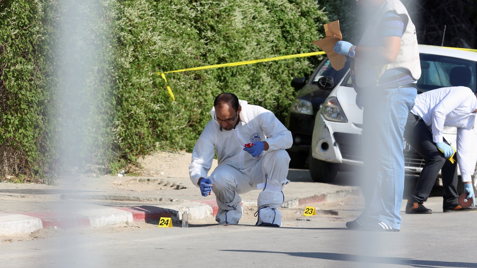 ‪عناصر الطب الشرعي والشرطة التونسية بمكان الهجوم‬ عناصر الطب الشرعي والشرطة التونسية بمكان الهجوم (رويترز)