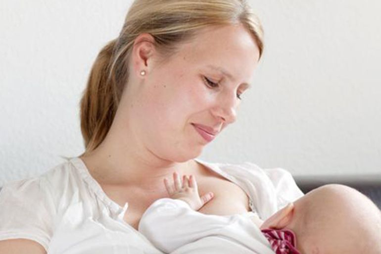 الرضاعة الطبيعية تقي طفلك من "موت المهد" بنسبة 50 في المئة