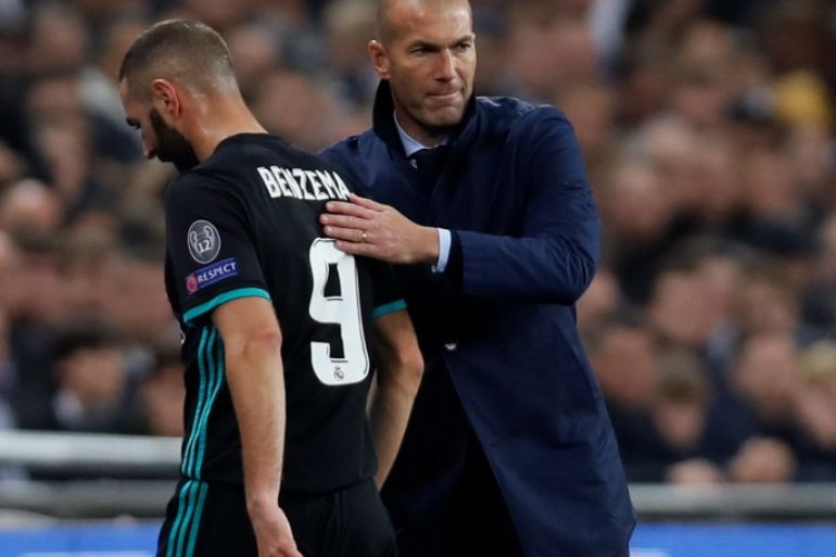 Soccer Football - Champions League - Tottenham Hotspur vs Real Madrid - Wembley Stadium, London, Britain - November 1, 2017 Real Madrid’s Karim Benzema walks past coach Zinedine Zidane as he is substituted Action Images via Reuters/Paul Childs