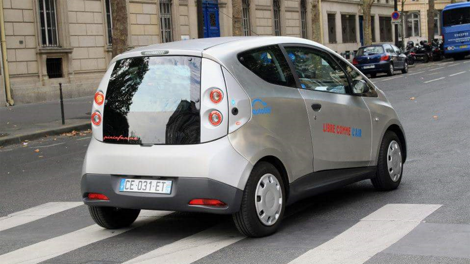 بلدية باريس تشجع المواطنين على استخدام السيارات الكهربائية (الجزيرة)