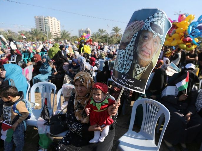 Supporters of former senior Fatah official Mohammad Dahlan take part in a rally marking the death anniversary of late Palestinian leader Yasser Arafat, in Gaza City November 9, 2017. REUTERS/Ibraheem Abu Mustafa