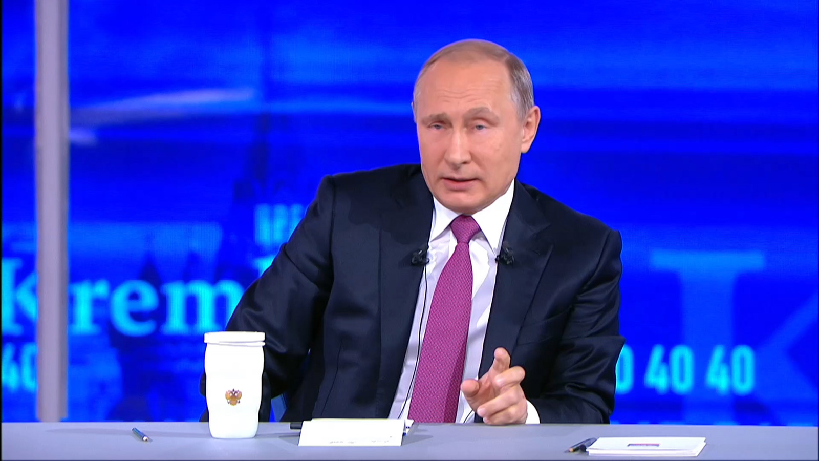ينظر الروس أنفسهم إلى ميدفيديف شريك بوتين في السلطة على أنه مجرد ديكور ديمقراطي، بينما السلطة الحقيقية للقيصر بوتين، كما تسميه وسائل الإعلام الغربية