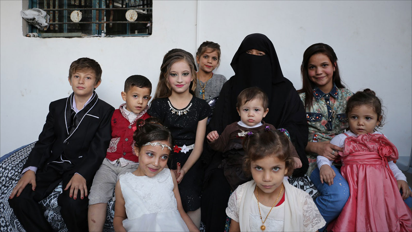  والدة العروس تتوسط الأطفال في حفل الخطوبة بغزة (الجزيرة)
