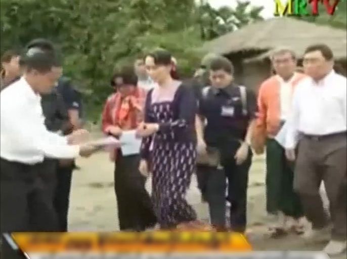 زعيمة ميانمار تزور إقليم أراكان لأول مرة والحكومة تقول إن خطة إعادة توطين الروهينغيا دخلت حيذ التنفيذ
