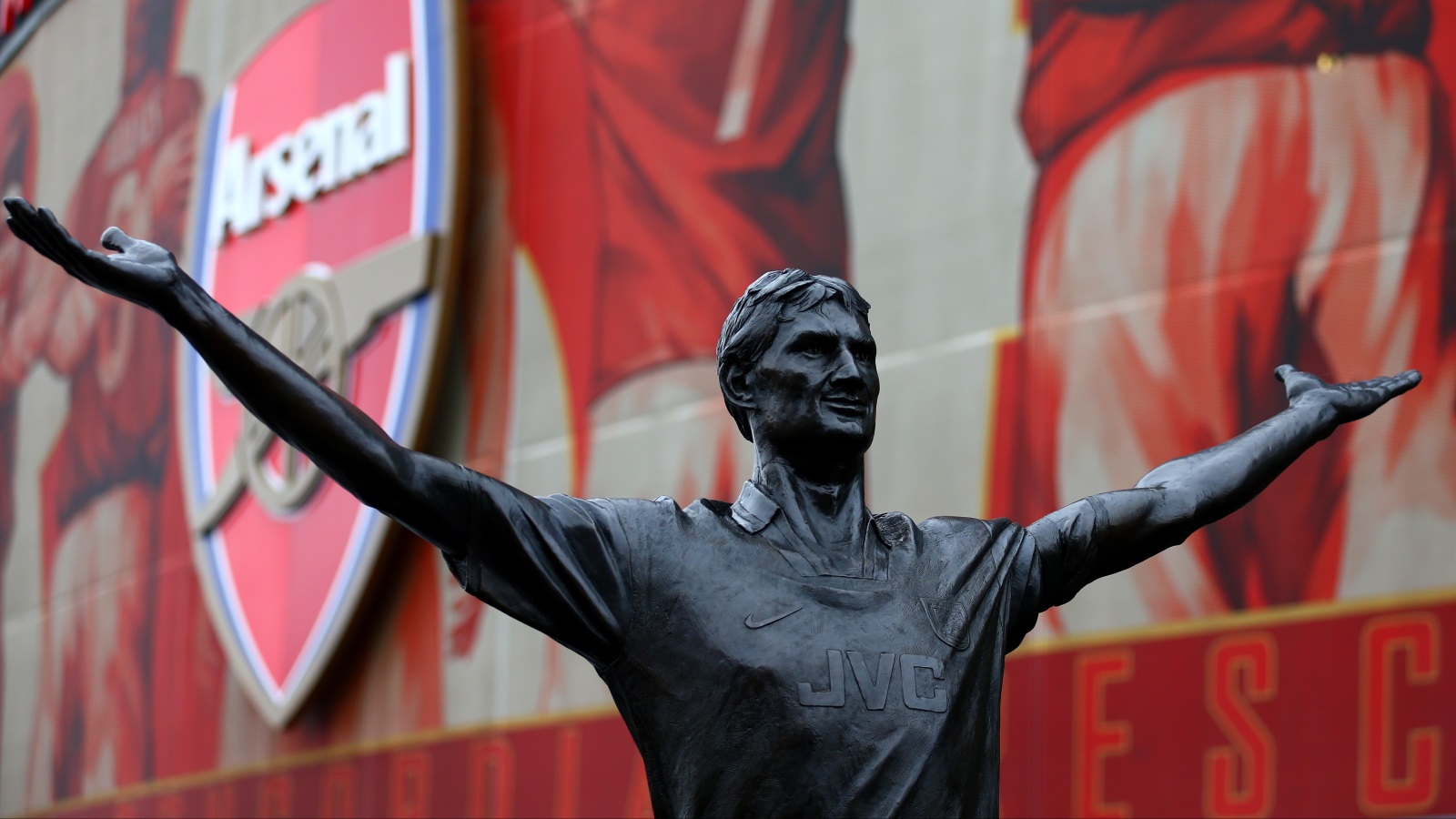  تمثال المدافع توني آدامز أمام ملعب فريقه الأرسنال والذي لعب في صفوفه بين عامي 1983 و2002
