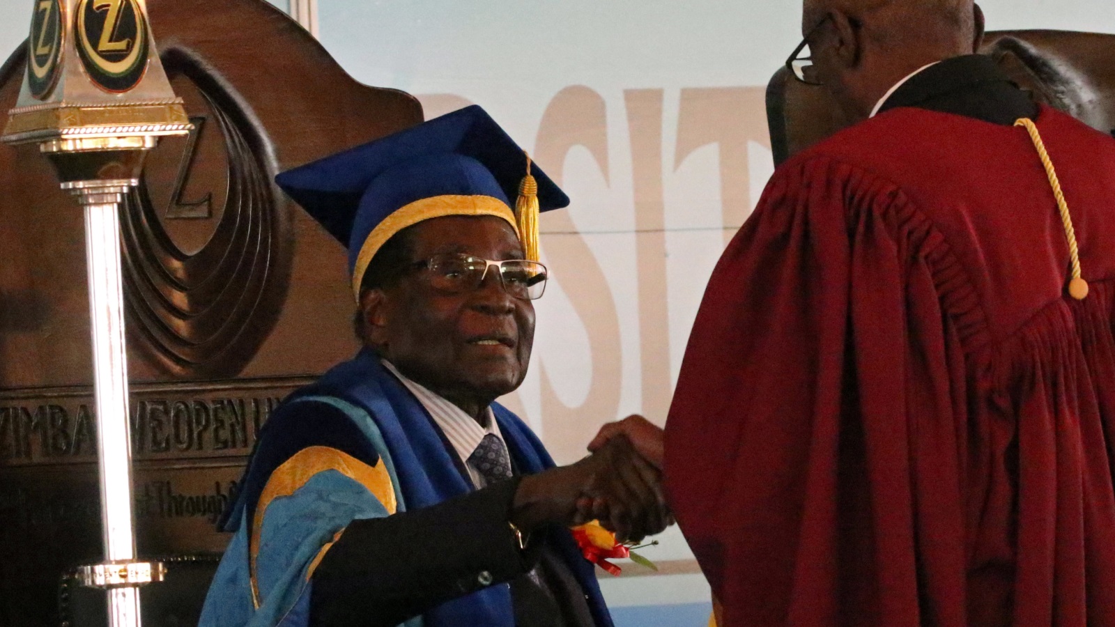 موغابي حضر حفل تخريج في جامعة هراري رغم وضعه قيد الإقامة الجبرية (رويترز)