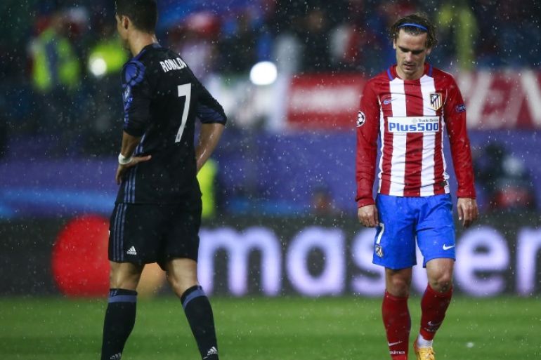 MADRID, SPAIN - MAY 10: Antoine Griezmann (R) of Atletico de Madrid reacts behind Cristiano Ronaldo (L) during the UEFA Champions League Semi Final second leg match between Club Atletico de Madrid and Real Madrid CF at Vicente Calderon Stadium on May 10, 2017 in Madrid, Spain. (Photo by Gonzalo Arroyo Moreno/Getty Images)