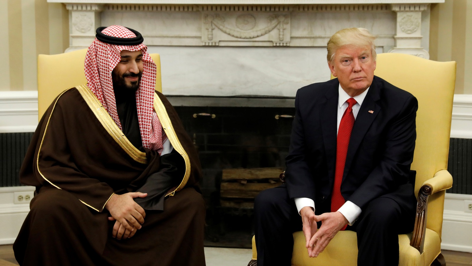 ترمب (يمين) نسج علاقات قوية مع القيادة السعودية (رويترز)