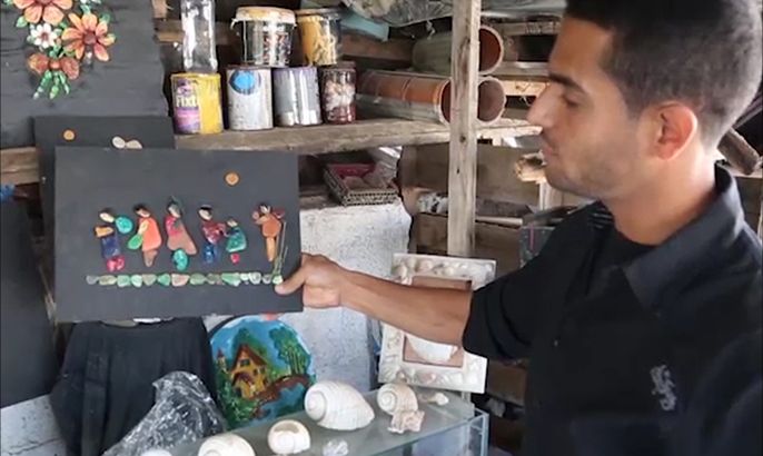 لوحات فنية فلسطينية من الحصى وصدف البحر