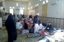 صور للقتلى داخل مسجد مسجد الروضة غرب مدينة #العريش منذ قليل .#سيناء