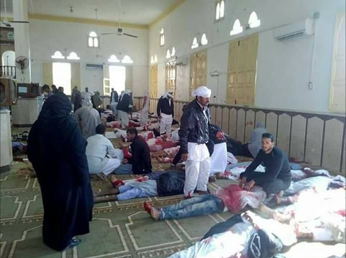 صور للقتلى داخل مسجد مسجد الروضة غرب مدينة #العريش منذ قليل .#سيناء