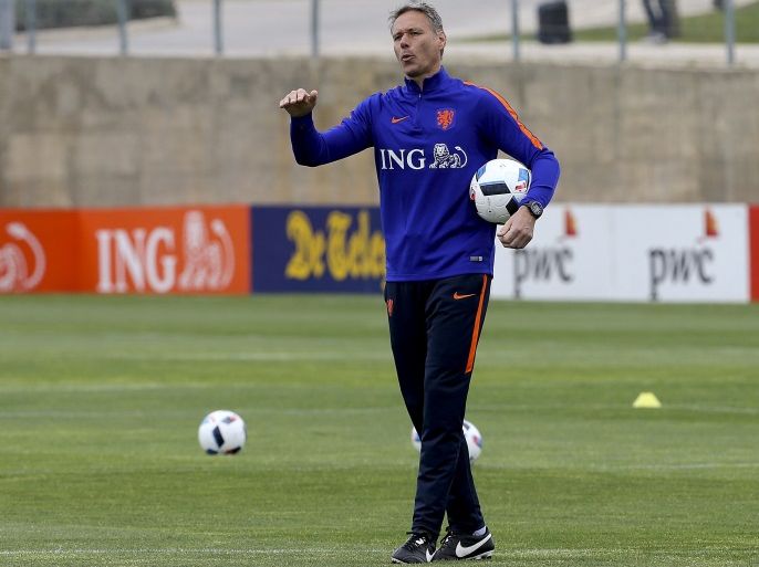 epa05335928 Marco van Basten, assistant coach of Dutch national soccer team coach, leads a training session in Lagos, Algarve, southern Portugal, 29 May 2016. The Dutch team prepares for a friendly soccer match against Poland on 04 June. EPA/LUIS FORRA
