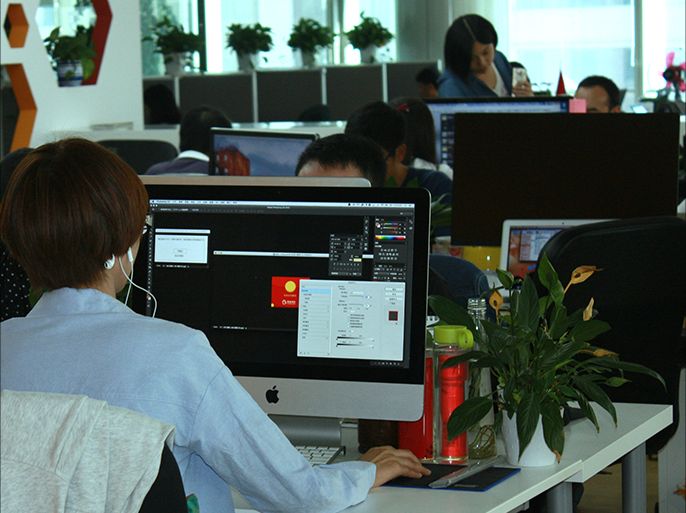 موظفون داخل شركة صينية لتكنولوجيا المعلومات
