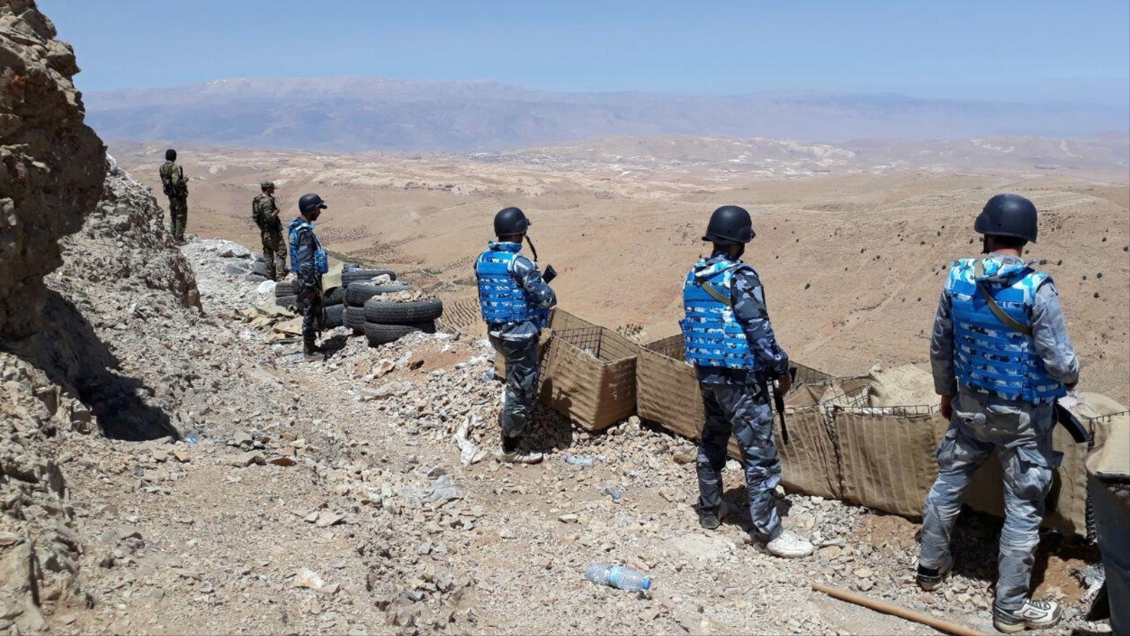 مقاتلون من حزب الله والجيش السوري معا على جبل بسوريا (رويترز)