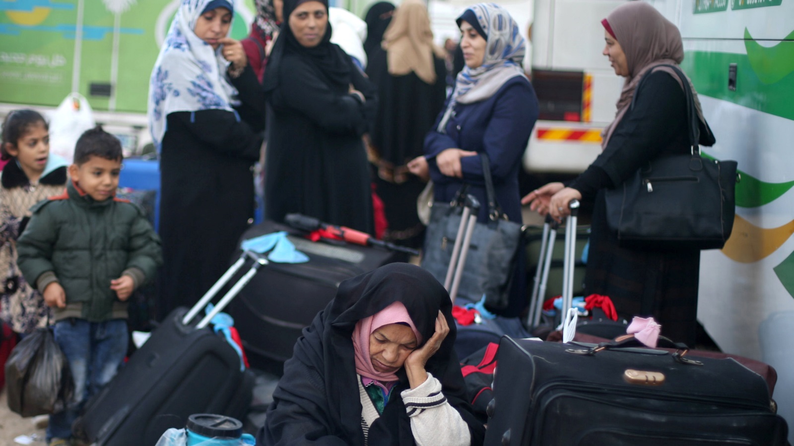 فلسطينيات ينتظرن للمرور من معبر رفح تجاه مصر (رويترز)